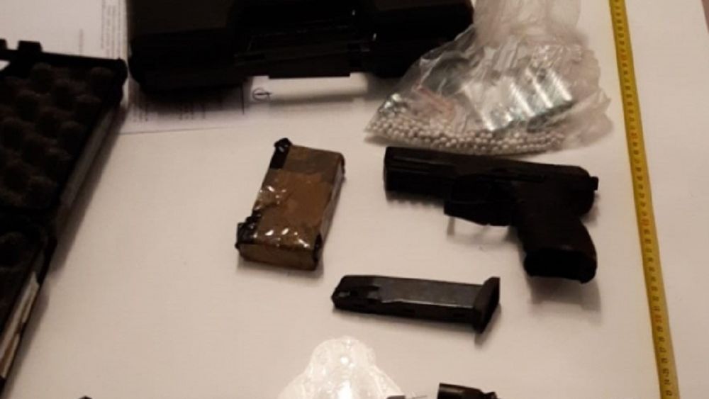 Poliția Română: Peste 100 de percheziții domiciliare în toată țara, din cauza unor arme aduse ilegal în România