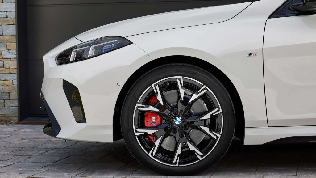 GALERIE FOTO | BMW Seria 1 primește primul facelift, scapă de cutia manuală - Imagine 4