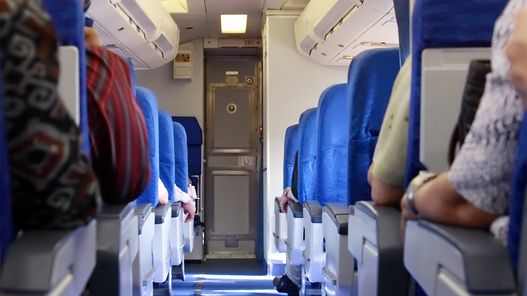 VIDEO: Un pasager a fost dat afara cu forta dintr-un avion al United Airlines