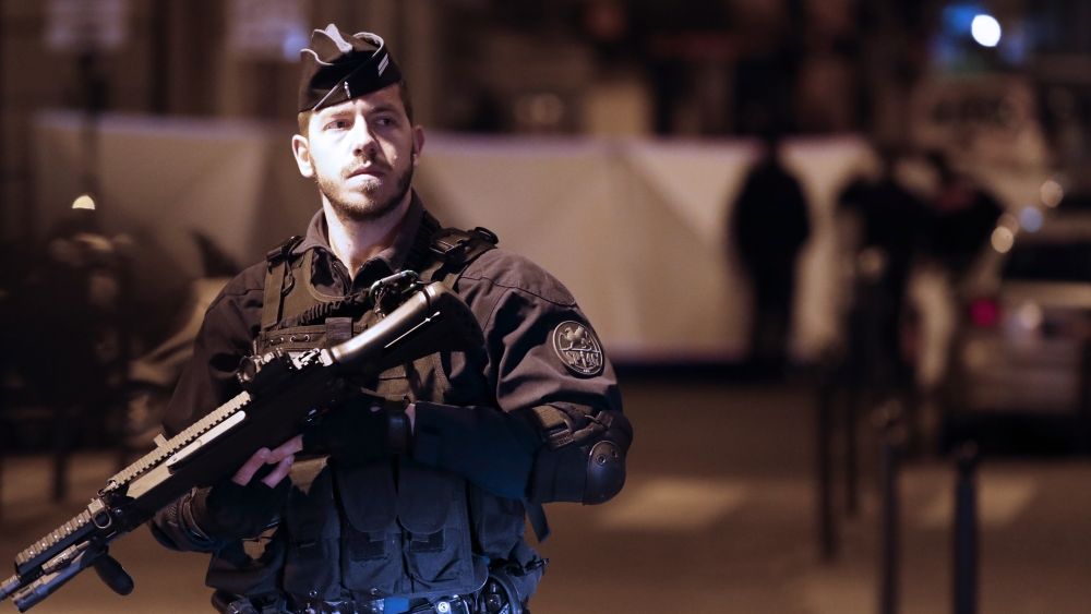 Atac cu cutitul la Paris: Parchetul antiterorist sesizat, agresorul a strigat "Allah Akbar" potrivit martorilor