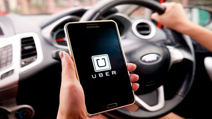 Uber lanseaza Beacon, un dispozitiv care ajuta la identificarea masinilor comandate