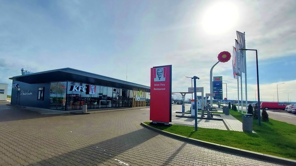 [FOTO] KFC pe autostradă. O zi în bucătăria ultimului restaurant pe care îl vezi când ieși din țară, pe A1