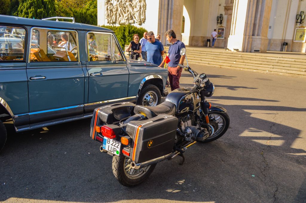 GALERIE FOTO | Mașinile comunismului au făcut baie de mulțime la Operă - Imagine 42