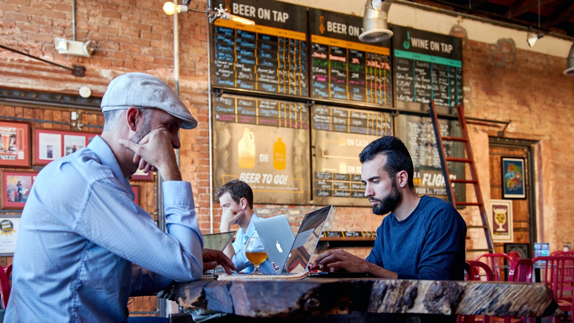 Din angajat în freelancer. Sfatul unui specialist pentru cineva care de mâine își dă demisia de la job ca să fie freelancer: Să nu facă asta!