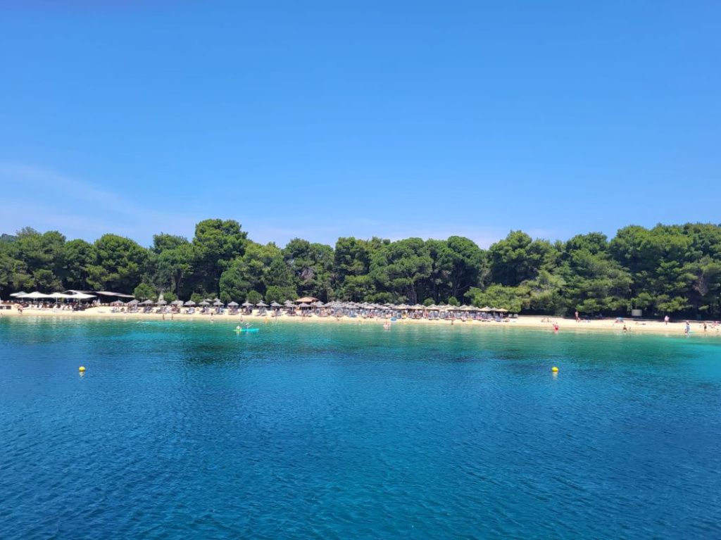 Skiathos, micuța insulă din Marea Egee cu păduri de pin, plaje premiate și povești medievale - Imagine 16