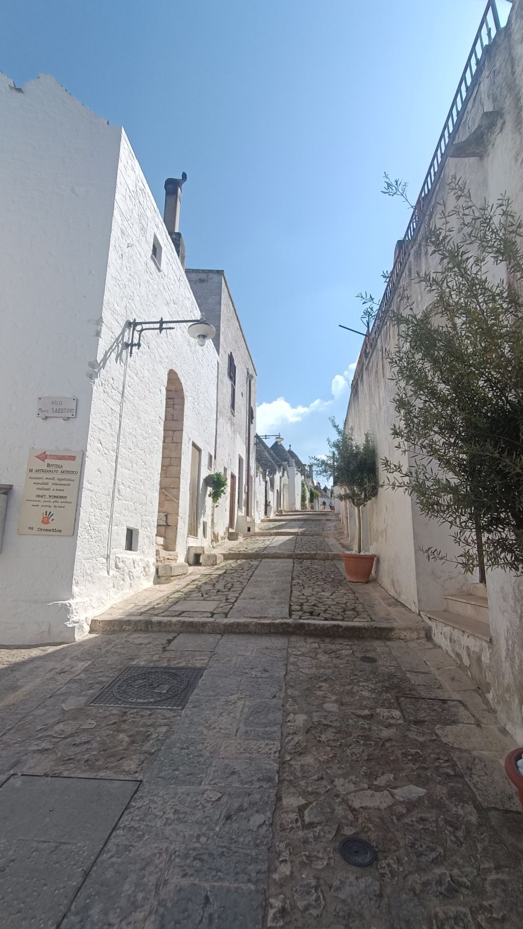 GALERIE FOTO: Alberobello, locul de unde s-au inspirat românii care au construit Castelul de Lut Va - Imagine 8