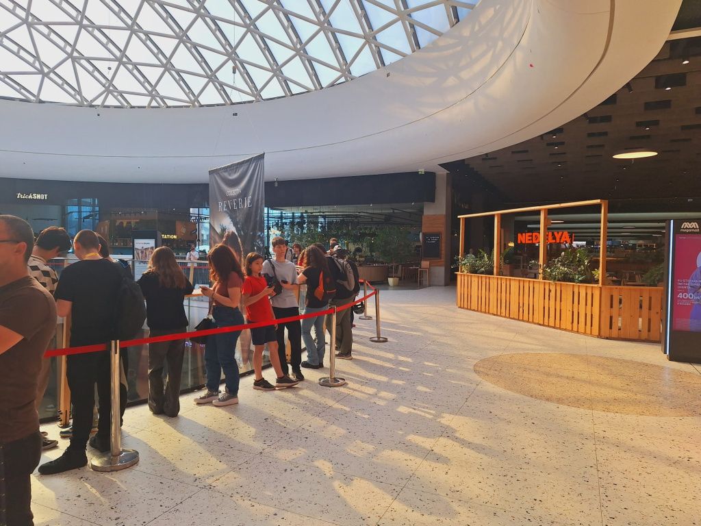 Galerie FOTO S-a deschis primul Wendy's din București: clienții s-au pus la coadă cu o oră înai - Imagine 10