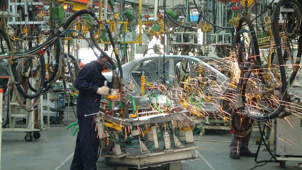 Negocieri esuate intre sindicate si constructori: muncitorii de la BMW, Mercedes, Volkswagen si Opel ameninta cu intreruperea productiei pentru 24 de ore