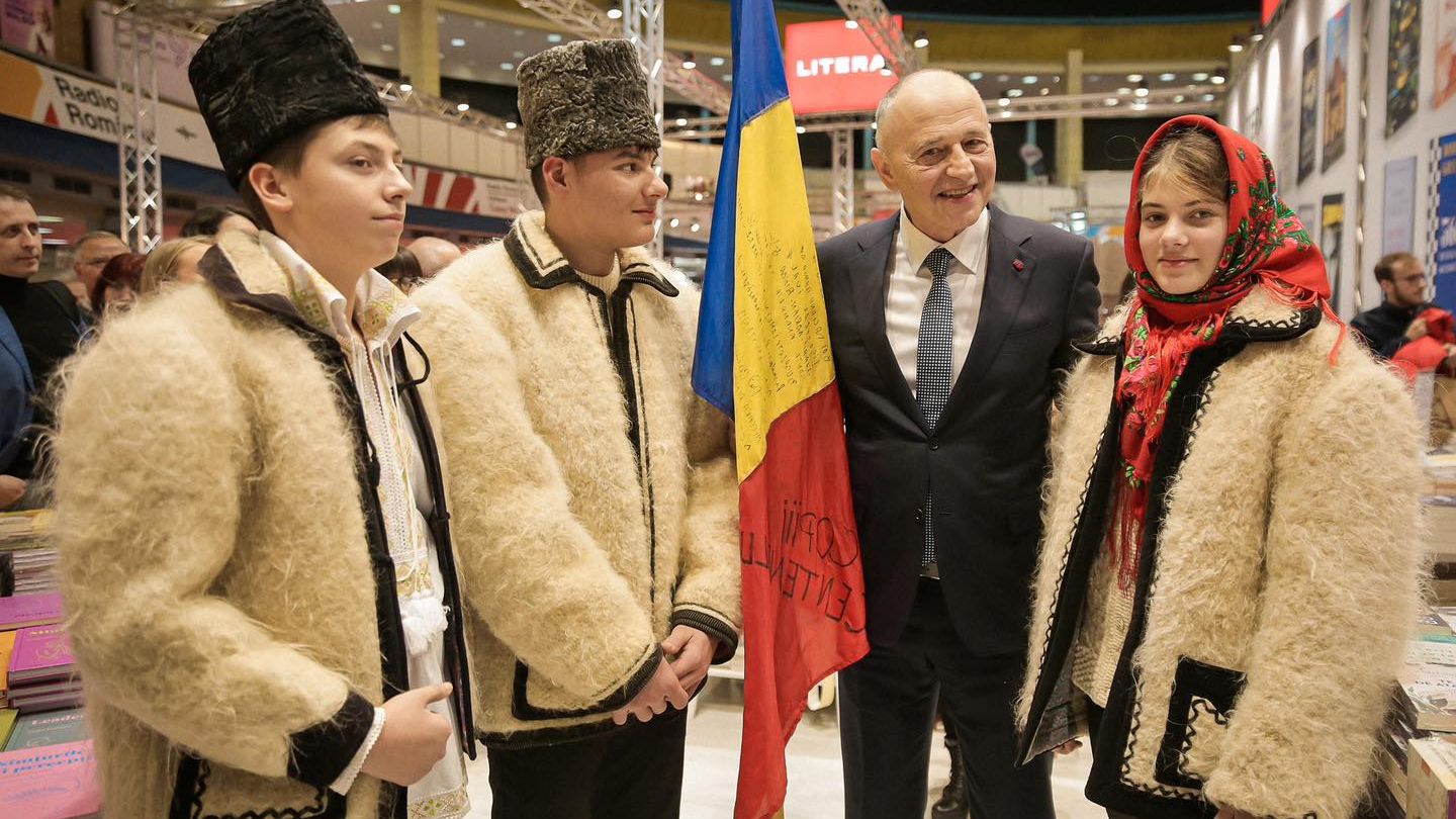 Cursa discursurilor politice. Geoană: Aparţinem unei singure naţiuni; să‑i dăm şansa unui nou început