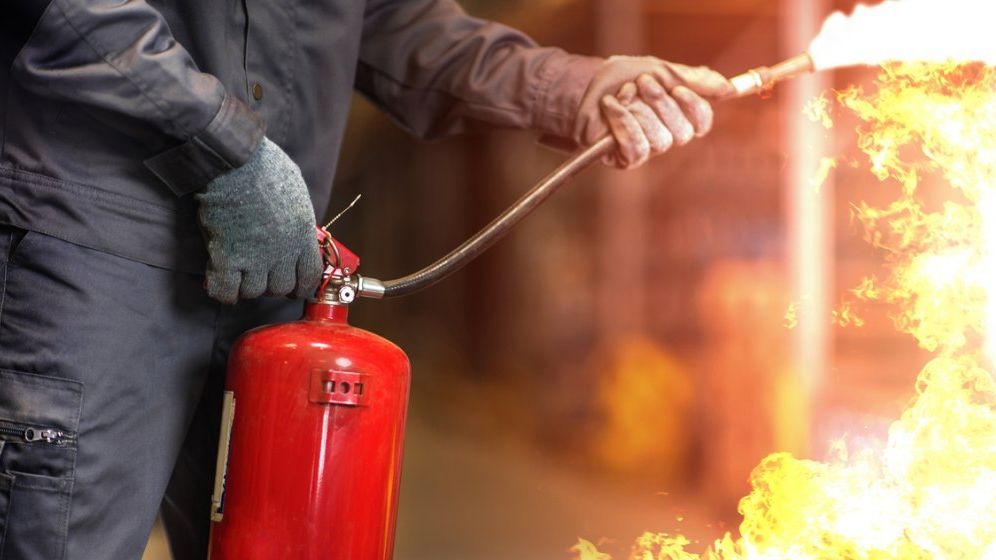 NEWS ALERT Incendiu puternic într-un cartier al Capitalei. Până unde s-a extins focul