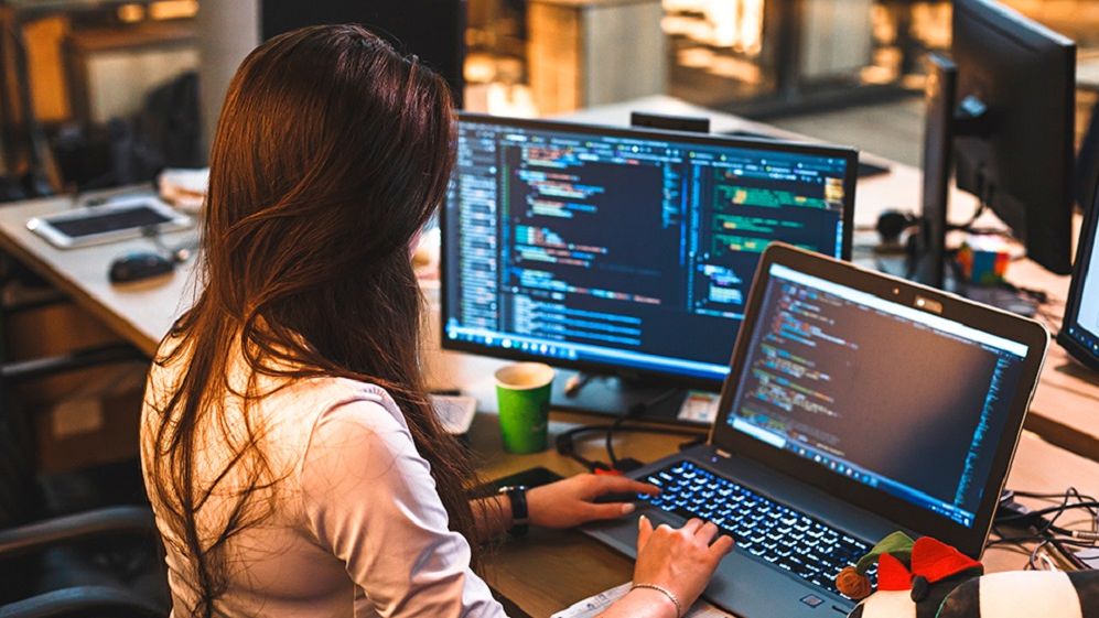 Codecool: Fetele pot atinge performanțe în IT, la fel ca și băieții. Reușita nu ține de gen, ci de munca depusă