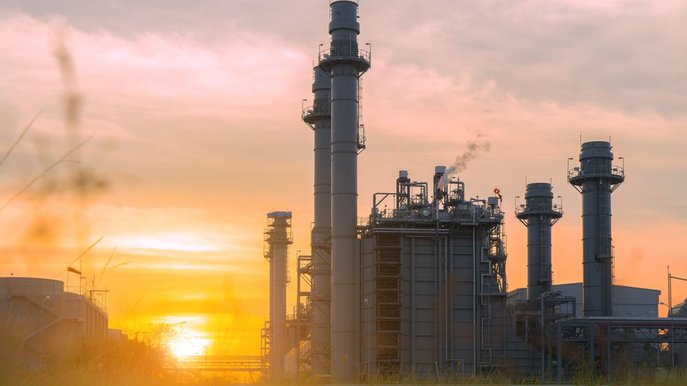 Prețul petrolului s-a prăbușit peste noapte și amețește investitorii. Mesajul lui Trump despre războiul din Iran
