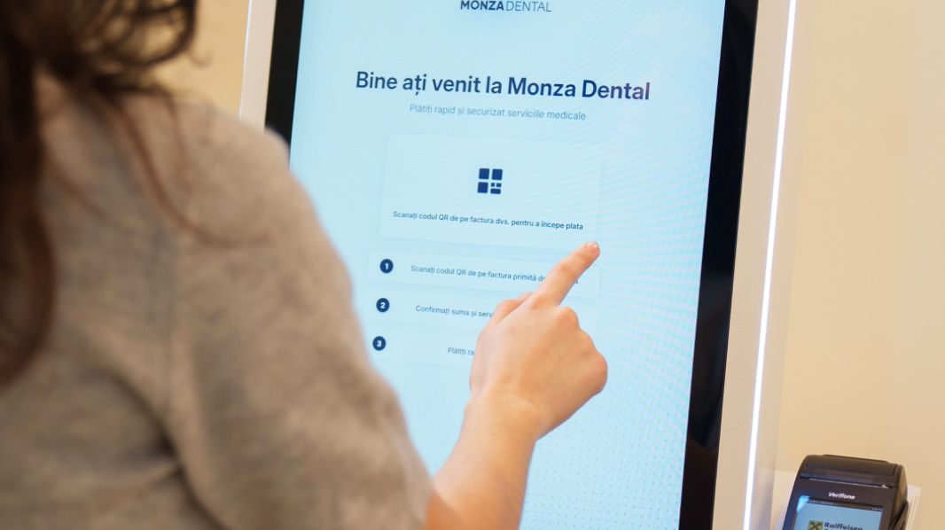 EasyPay digitalizează recepția în clinicile din România, cu o investiție de peste 500.000 de euro în 2026. Recepția digitală self-service elimină cozile, scade timpul de așteptare și reduce costurile operaționale cu până la 30%