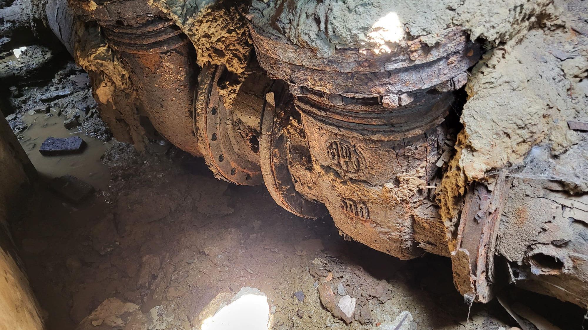 [GALERIE FOTO] Cum arată conductele vechi din cauza cărora bucureștenii nu au apă caldă. Unele au peste jumătate de secol