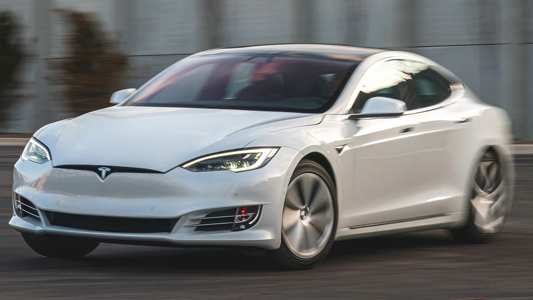 Top cinci motive pentru care merită să conduci o mașină Tesla