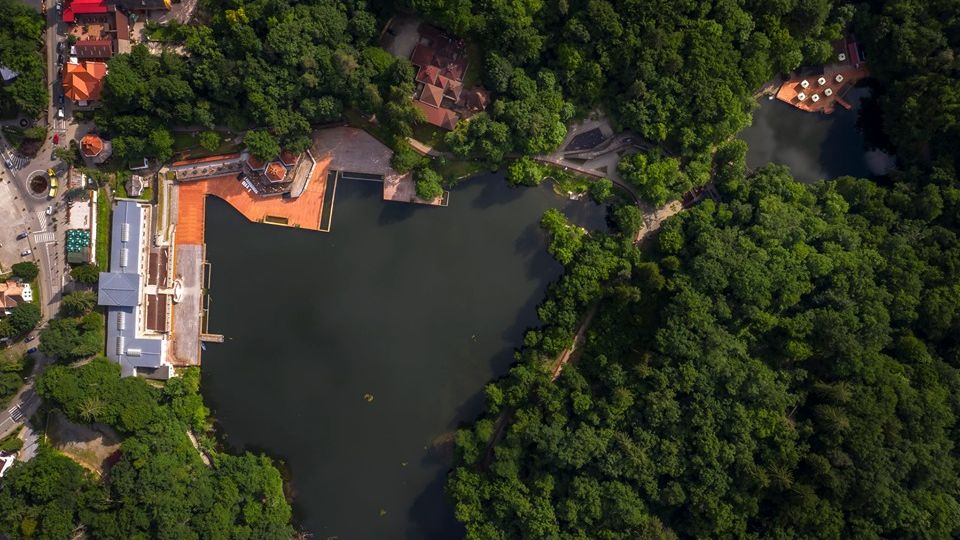 Din 19 iunie se deschide singurul lac helioterm din Europa. Beneficiile unei băi în Lacul Ursu din Sovata