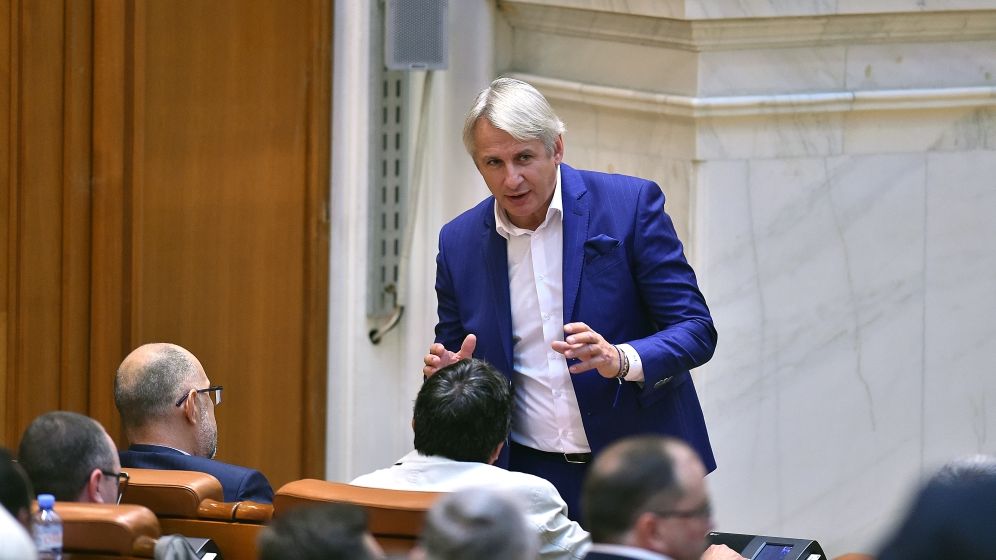 Impozitarea bacsisului, initiata de ministrul demis al Finantelor, Eugen Teodorovici, a fost adoptata de Senat