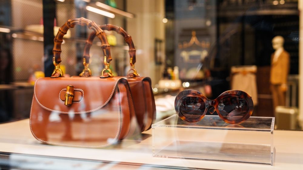 Atac cibernetic la Gucci, Balenciaga și McQueen: au fost furate datele clienților