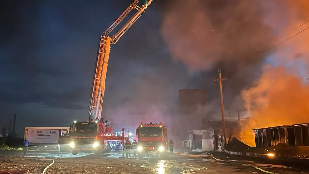 Incendiu puternic la o hală industrială din Argeș: se întinde pe aproximativ 5000 de metri pătrați
