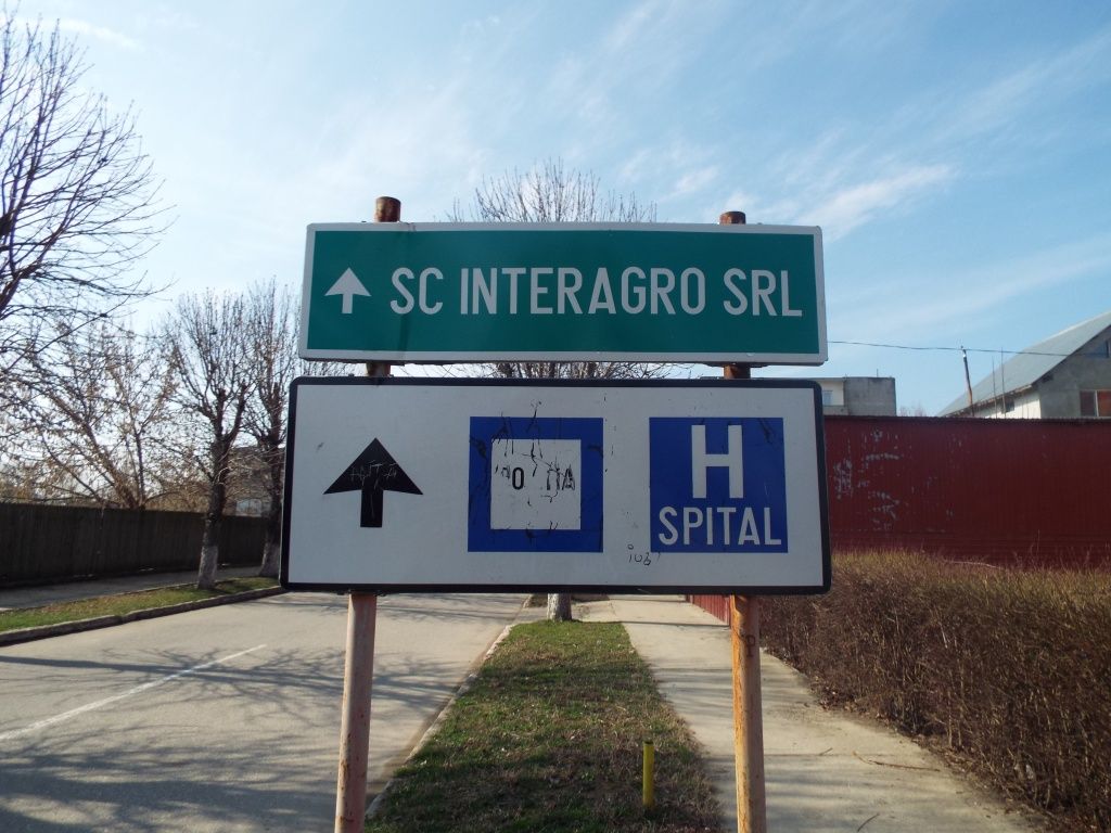 Indicatorul spre InterAgro, mult mai vizibil decat cele catre politie si spital