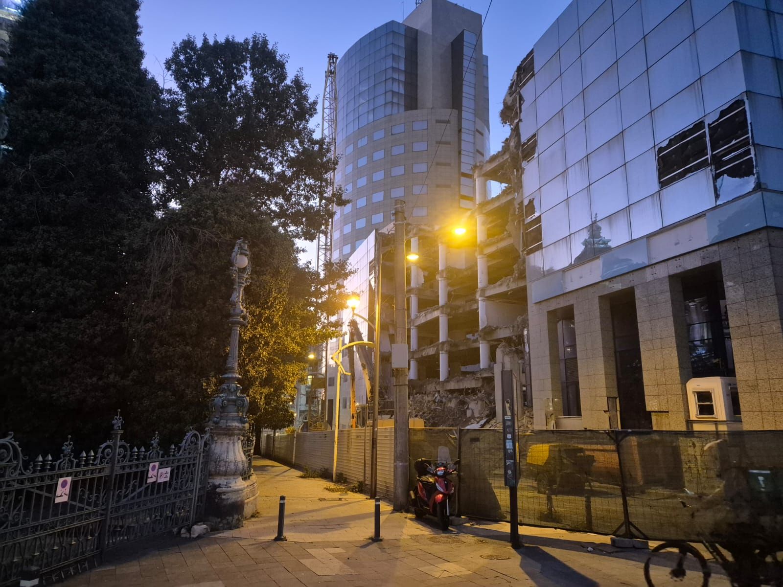 Clădirea Bancorex s-a dărâmat, dar în urmă rămâne amintirea exceselor financiare. Ce se construiește pe locul „băncii pentru mileniul trei” - Poza 6