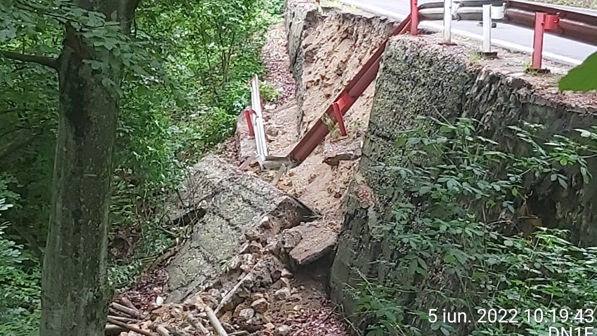 O porțiune de 14 metri din zidul de sprijin al drumului spre Poiana Brașov s-a surpat