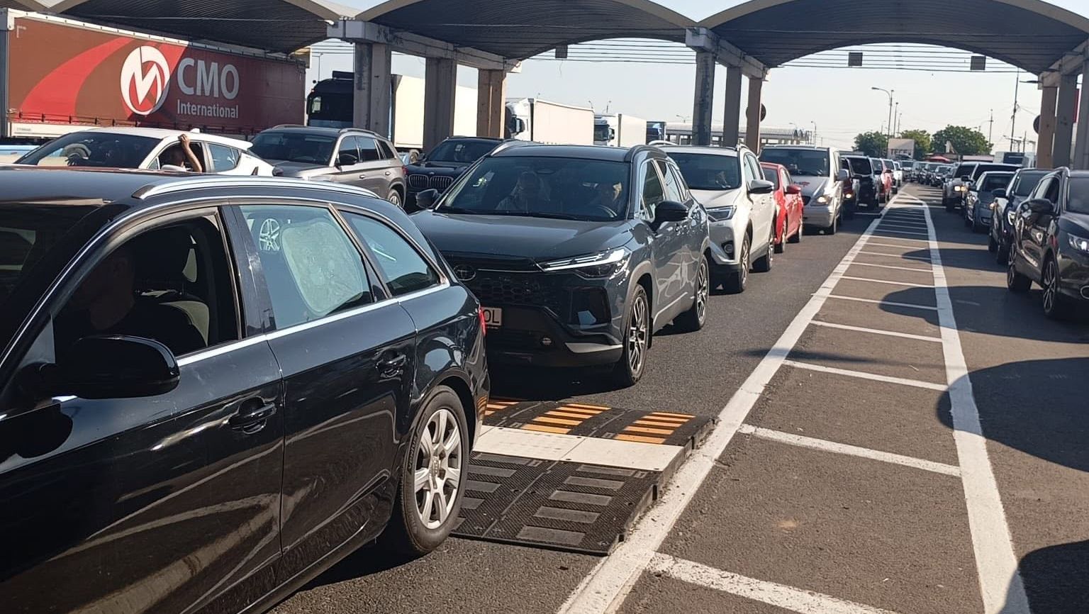 Aglomerație pe Podul Giurgiu-Ruse: românii pleacă în vacanță, iar bulgarii continuă lucrările