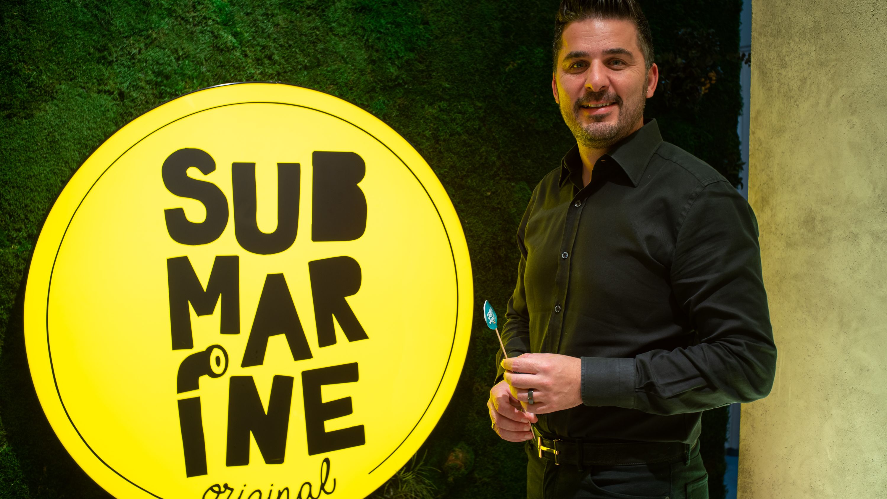 De la AI la FMCG: cine este antreprenorul croat care a adus lanțul Submarine Burger în România