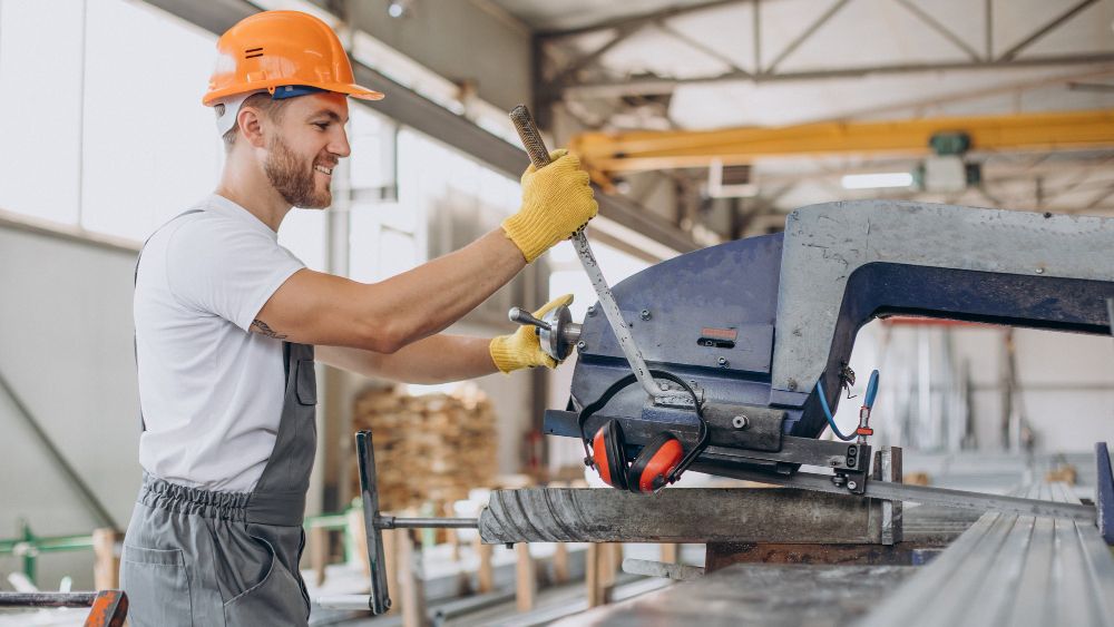 De ce închirierea utilajelor devine o alternativă tot mai atractivă pentru constructori