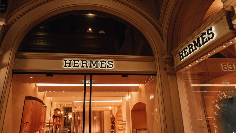 Geanta Hermes a Elenei Ceaușescu ajunge la licitație, cu preț de pornire de 1.800 de euro