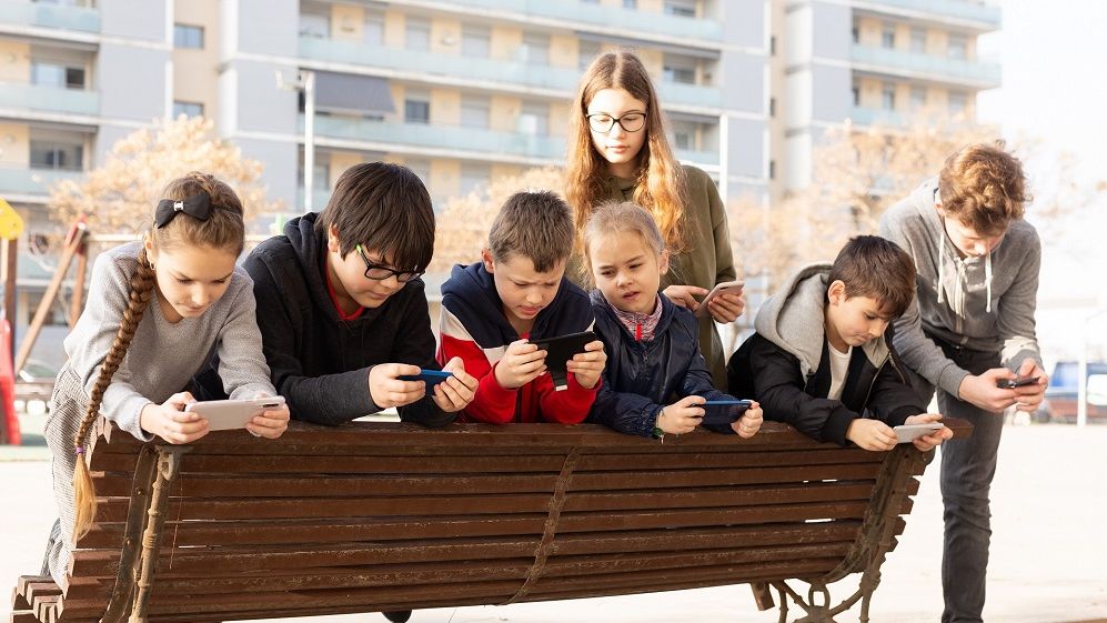 Românii, cei mai afectați de timpul petrecut în fața ecranelor și de lipsa conexiunii cu natura, din opt țări europene