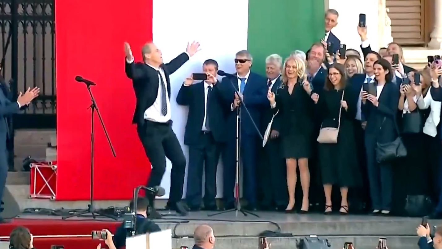 Show total la învestirea lui Peter Magyar ca premier. „Ministrul dansator” al Ungariei a făcut furori pe treptele Parlamentului