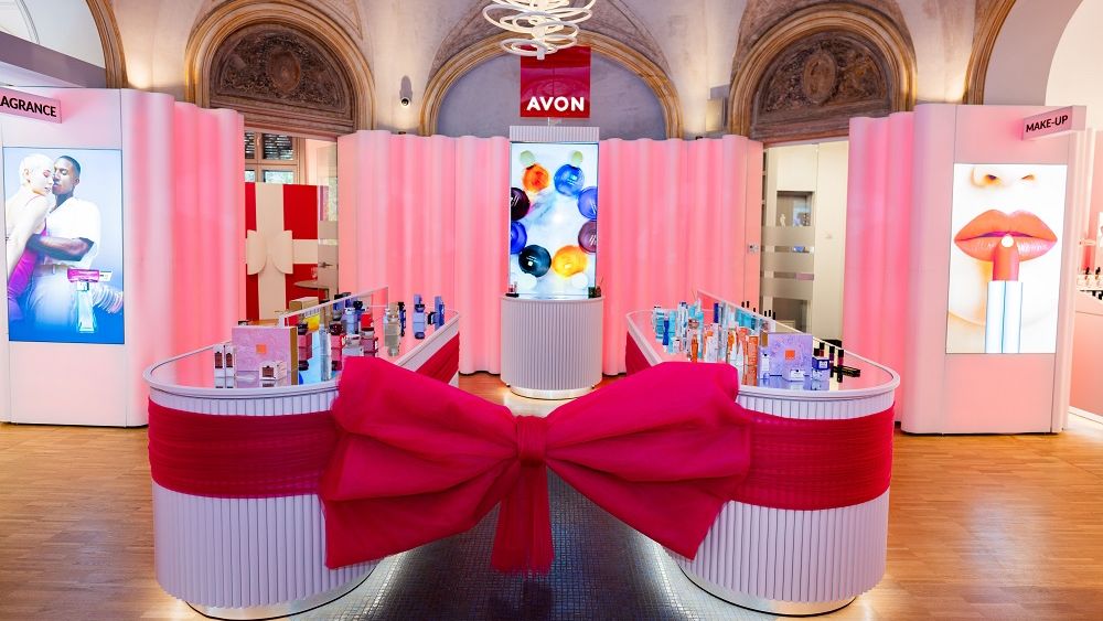 Avon vine mai aproape de femeile din centrul Capitalei: deschide propriul magazin într-o clădire istorică din Piața Victoriei