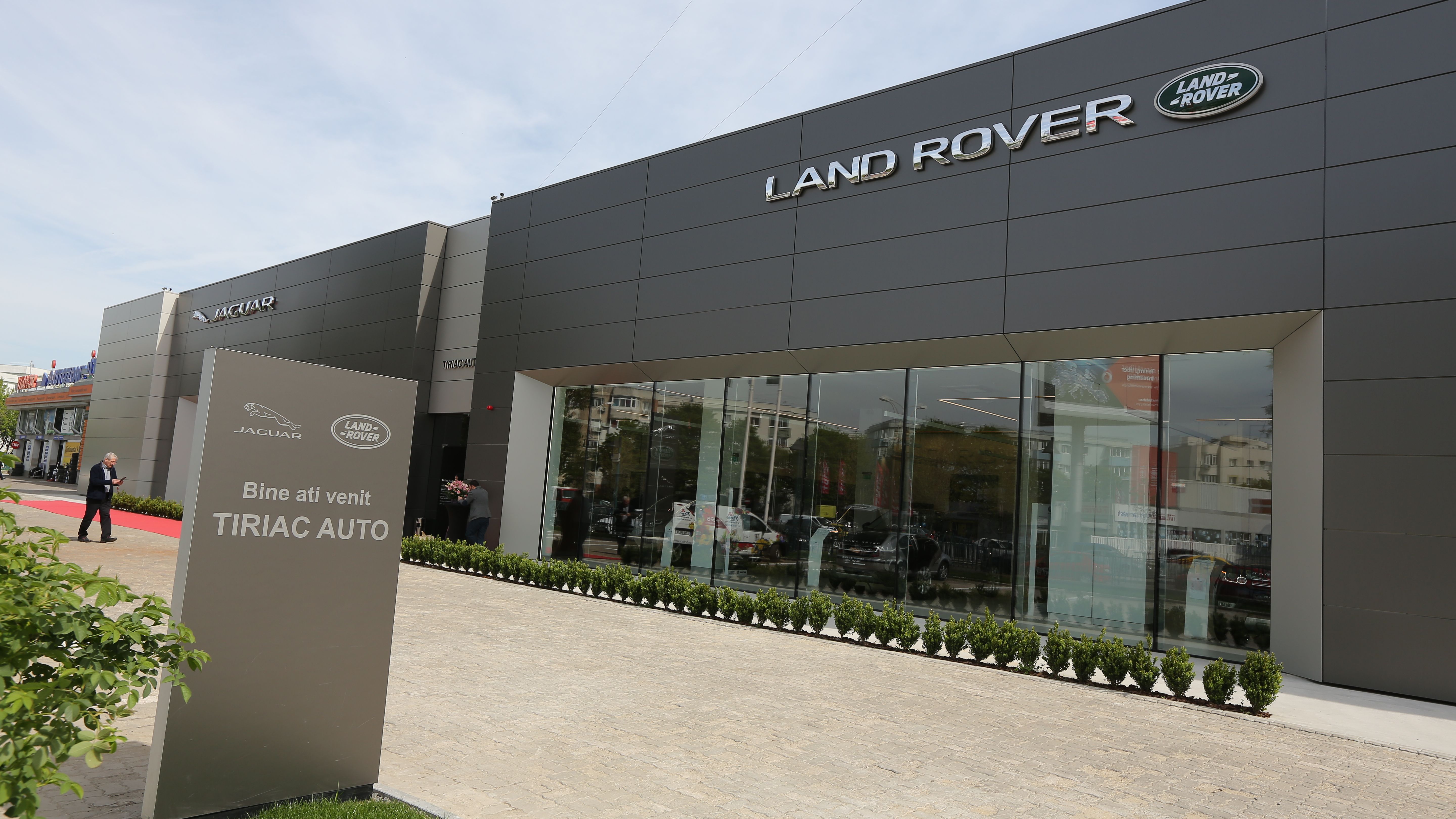 Tiriac da un nou look showroom-urilor Jaguar Land Rover: investitii de 3 MIL. euro