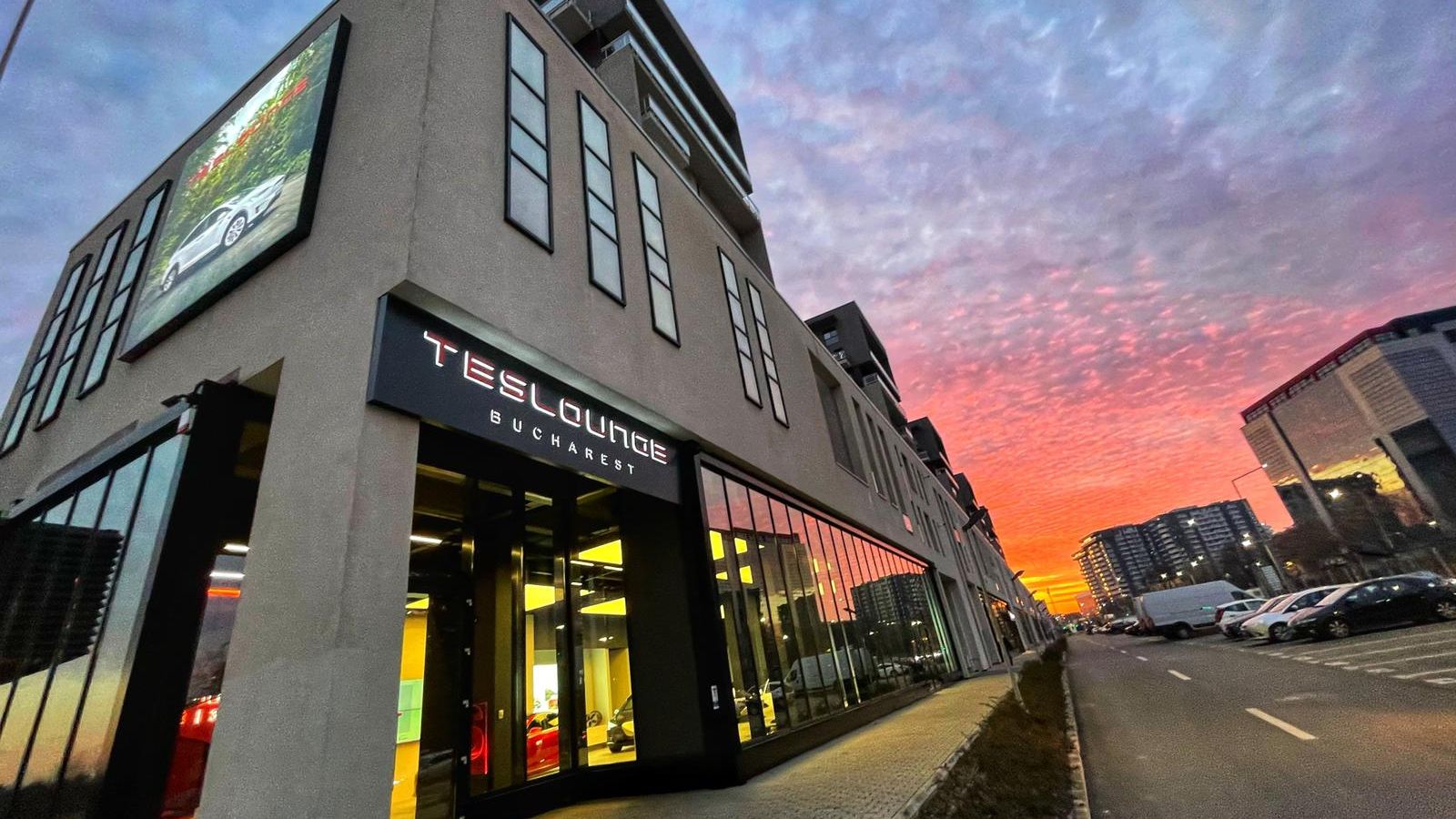 Cum arată primul showroom pentru mașini Tesla din România