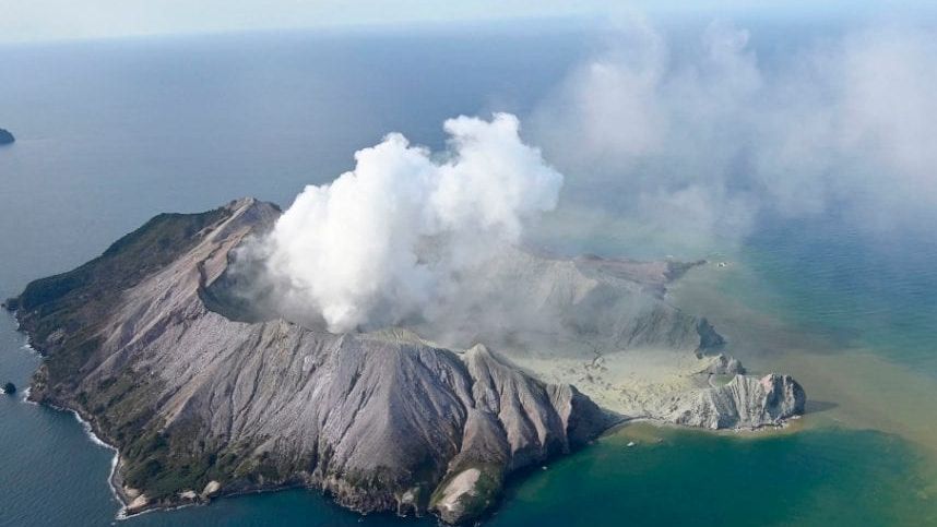 Un vulcan din Noua Zeelanda a erupt: cinci persoane au murit, iar zeci de oameni sunt raniti sau dati disparuti