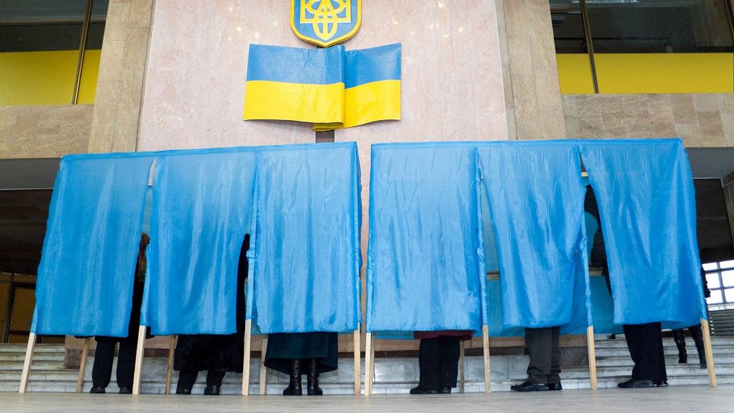 Primul tur al alegerilor prezindentiale in Ucraina; Un actor de comedie, principalul favorit in sondaje