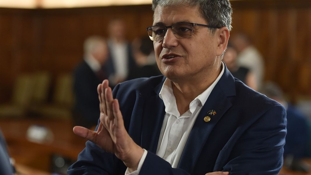 Taxarea băncilor s-ar putea vedea și în prețul creditelor. Economist: Când cineva are succes, vine statul să îi ia banii