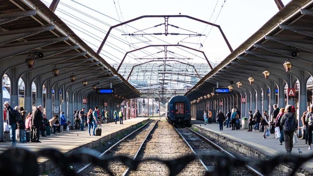 Haos în transporturi: Până și trenul cu care ajungi la aeroport are întârzieri de zeci de minute, deși drumul durează 20 de minute