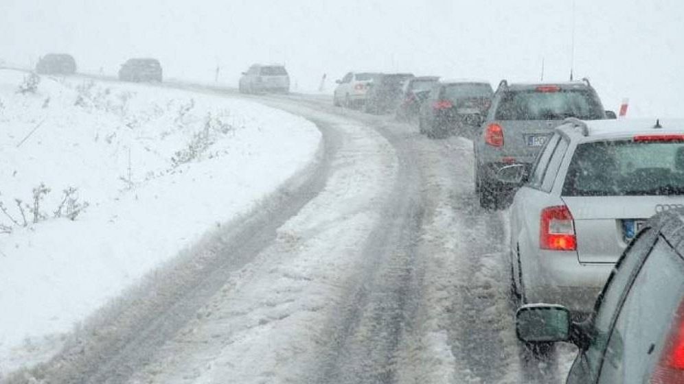 Trafic înghețat din cauza ninsorilor: Cum se circulă pe drumurile spre Capitală