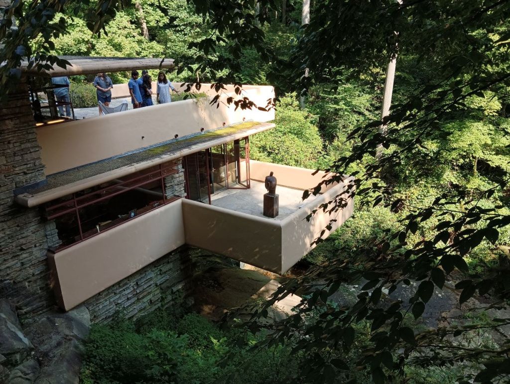 Cum arată Fallingwater, cea mai frumoasă casă din America, construită pe o cascadă - Imagine 24
