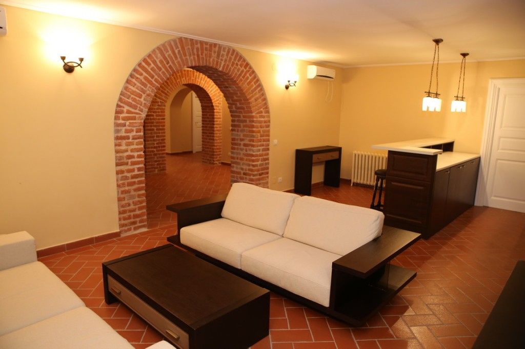 FOTO: Așa arată White House de Oltenia, conacul românesc care seamănă izbitor cu reședința of - Imagine 4