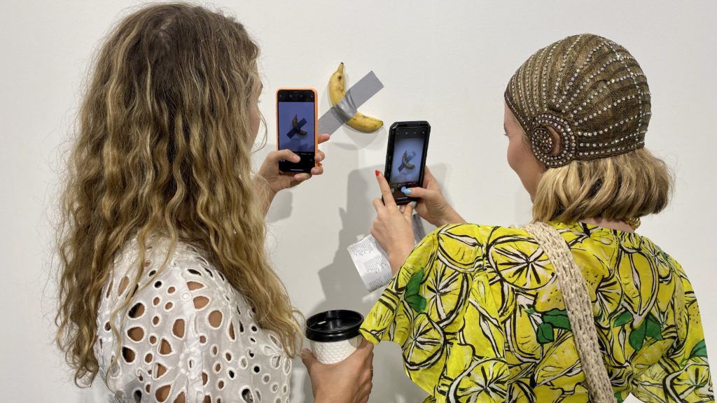 120.000 de dolari pentru o banana lipita de un perete