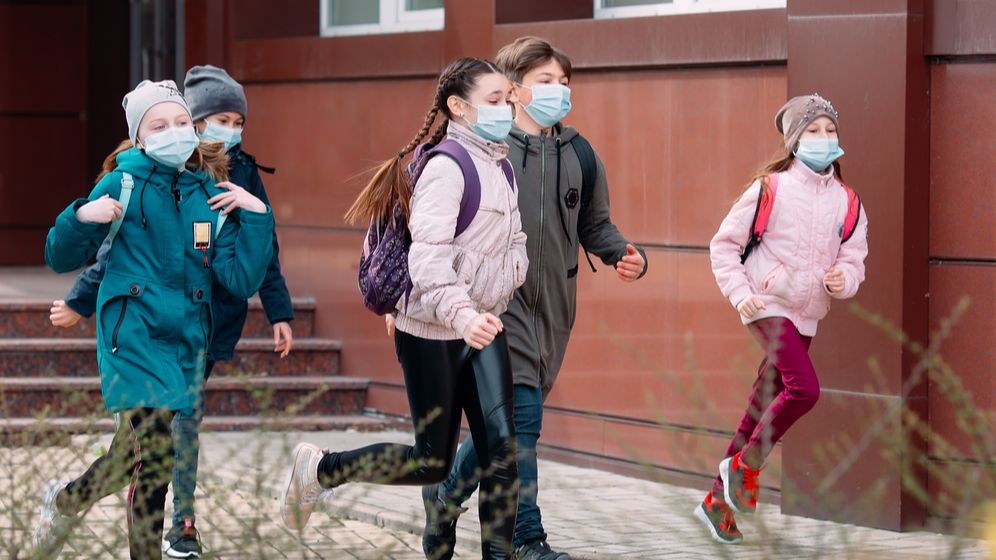 Medic: Nu e sănătos pentru copii să stea doar în faţa computerului, ei trebuie să relaționeze