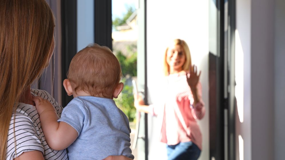 Explozie a cererilor de angajare de bone. Părinții oferă salarii de până la 1.000 de euro unei dădace