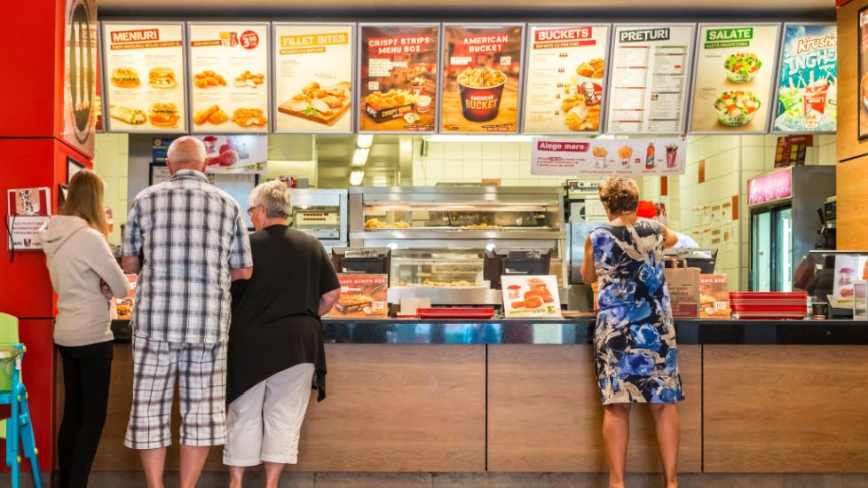 Marile lanțuri de fast-food au devenit prea scumpe pentru puterea de cumpărare a consumatorilor
