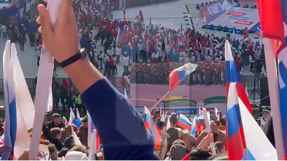 VIDEO| Rușii sărbătoresc anexarea Crimeii pe muzică, în timp ce civilii continuă să moară în Ucraina