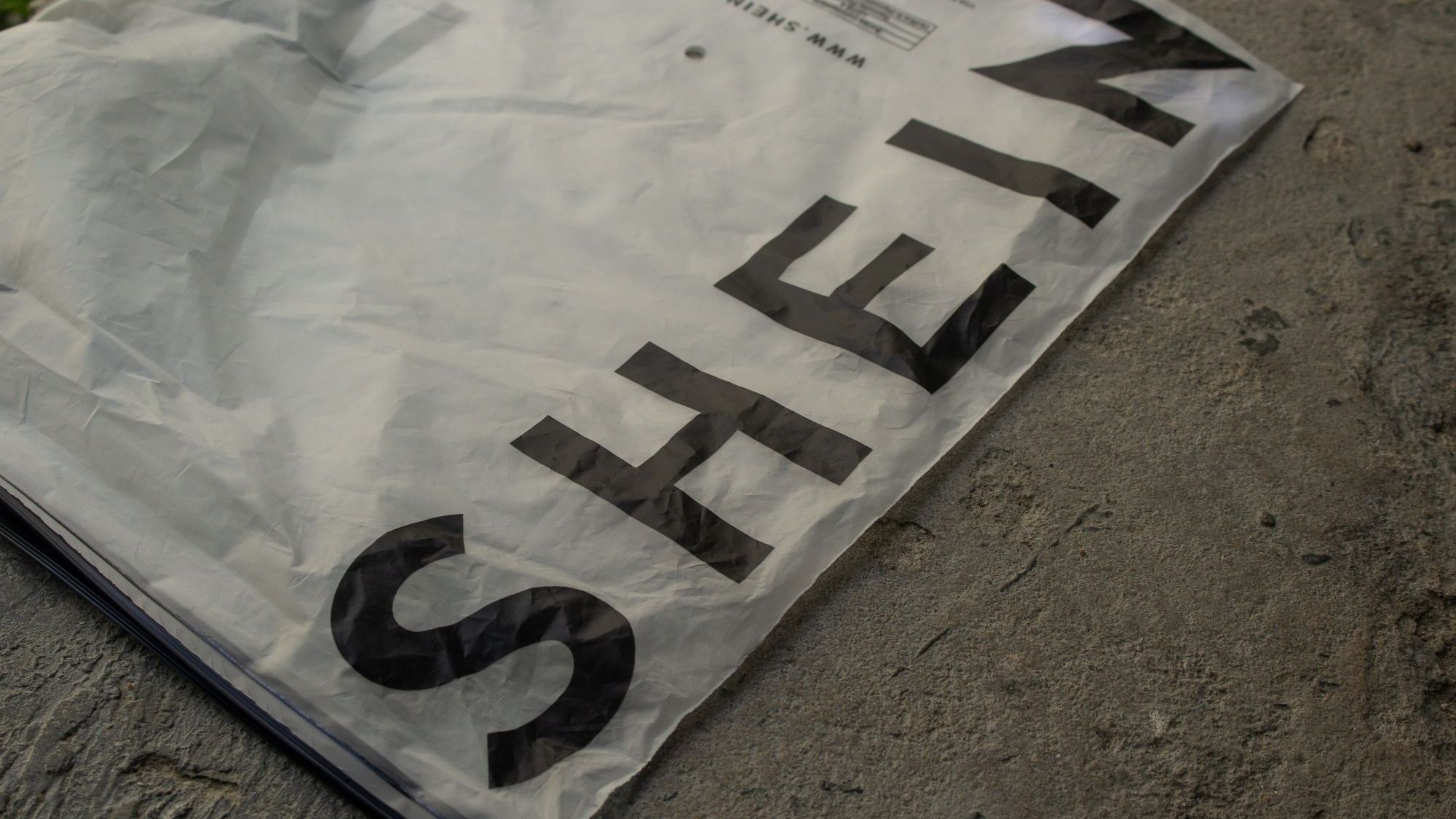 Cum manipulează Shein consumatorii. Scandalul dintre aplicațiile online chinezești de fast fashion și consumatori