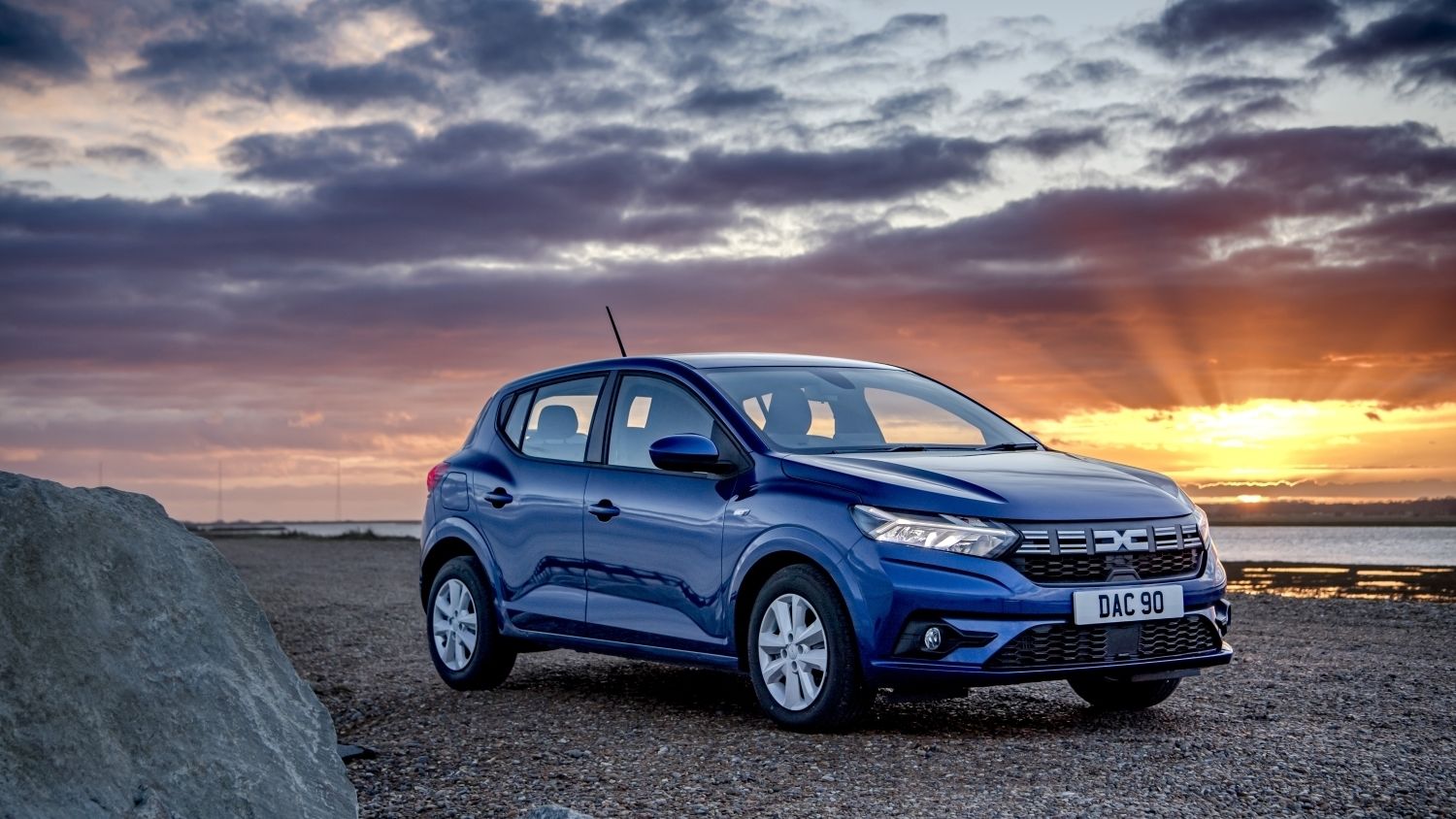 Dacia Sandero, pe cale să bată Tesla Model Y în cursa vânzărilor pe noiembrie