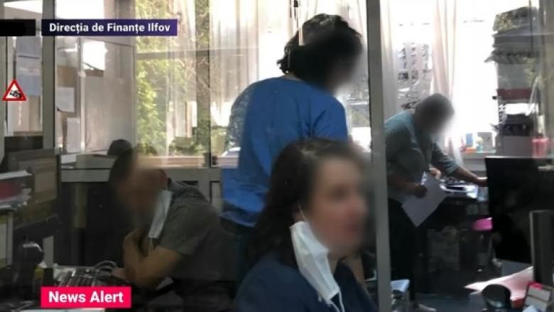 Funcționari publici care lucrează în Direcții de Finanțe Publice sunt surprinși fără măști în instituții